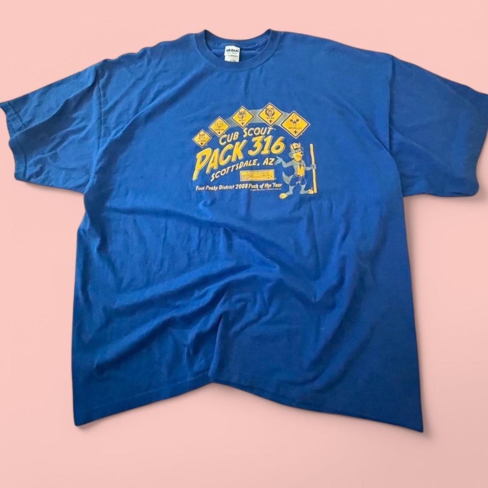 Gildan Men's Blue and Yellow T-shirt
